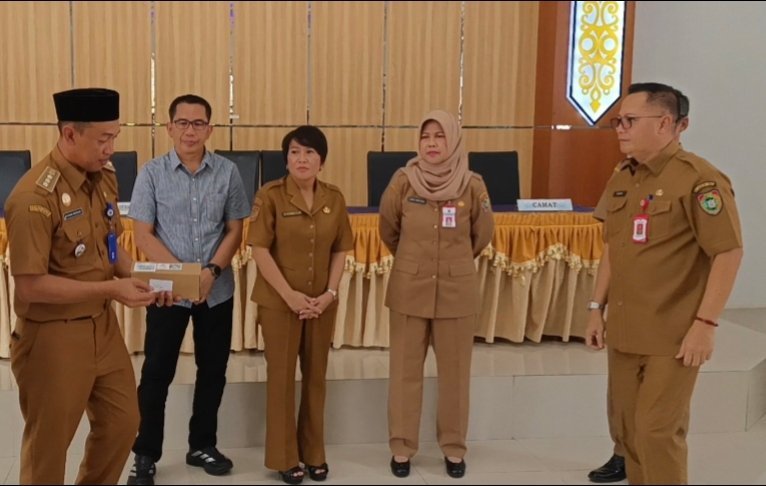 10.573-warga-barsel-terima-kartu-huma-betang-sejahtera