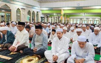 wabup-barito-selatan-khristianto-yudha,-sholat-idul-fitri-bersama-ribuan-jamaah,-di-masjid-agung-baiturrahman-buntok