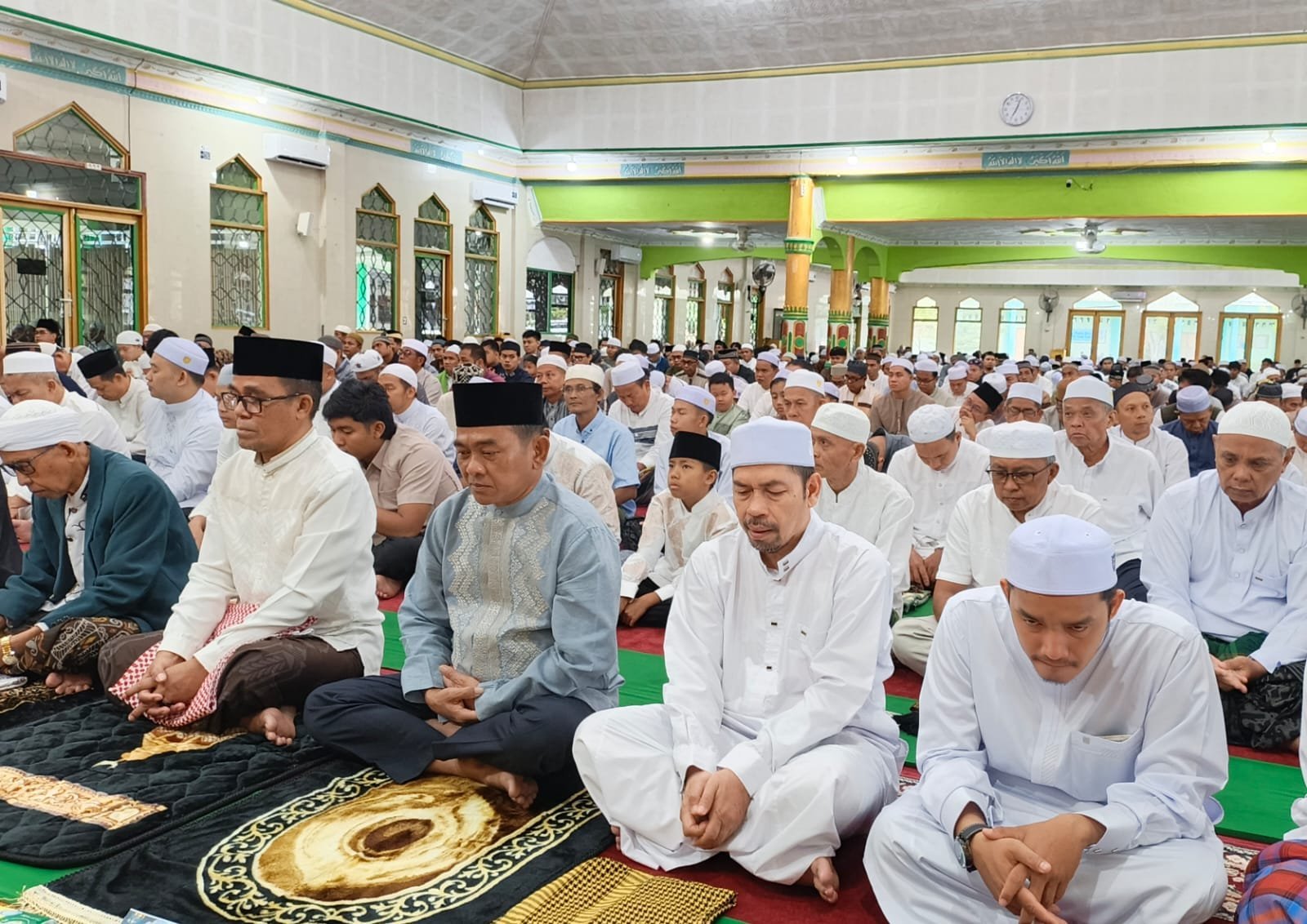 wabup-barito-selatan-khristianto-yudha,-sholat-idul-fitri-bersama-ribuan-jamaah,-di-masjid-agung-baiturrahman-buntok