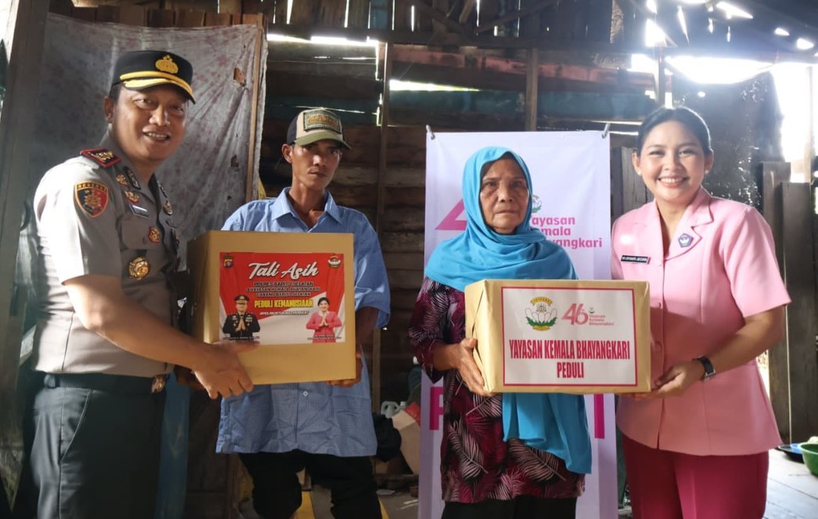 jelang-paskah,-kapolres-barsel-salurkan-bantuan-tali-asih-untuk-warga-bantaran-das-barito