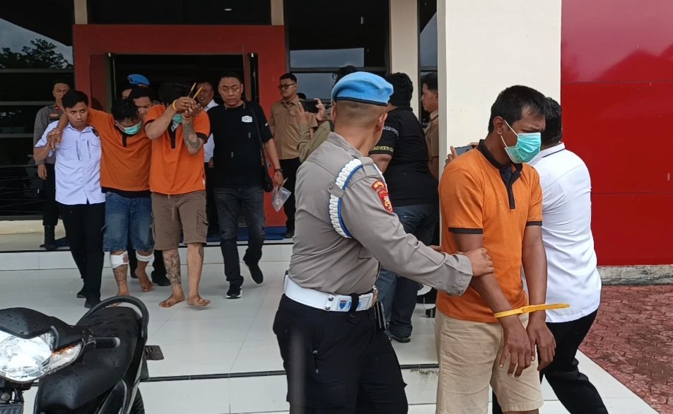 polres-barsel-tangkap-tiga-pelaku-curanmor-dan-curas,-gunakan-modus-tempel-stiker-di-rumah-warga