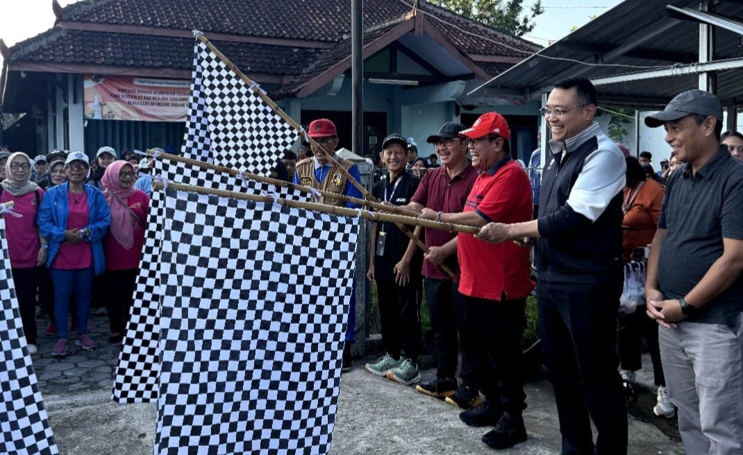 kapolda,-ketua-dprd-dan-walikota-lepas-jalan-sehat-pwi-diy