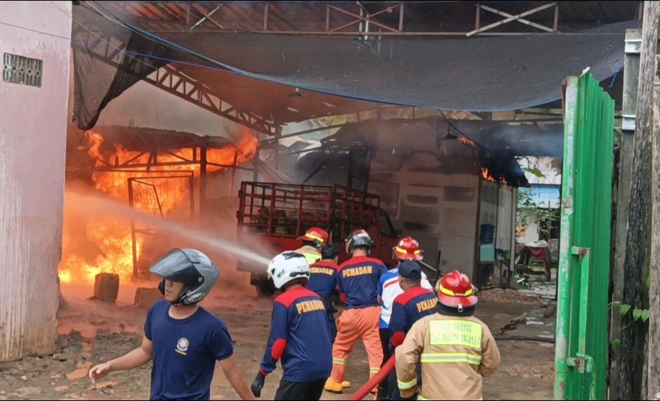 gudang-lpg-di-jl-kaladan,-buntok-terbakar,-api-merembet-ke-rumah-pensiunan-pns