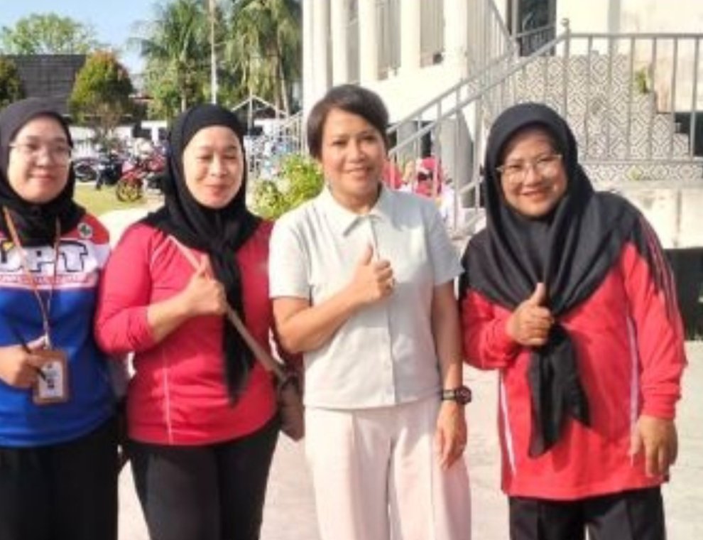 lansia-barsel-bikin-salut!-semangat-senam-kalahkan-anak-muda,-pemda-siapkan-seragam-dan-pasar-murah