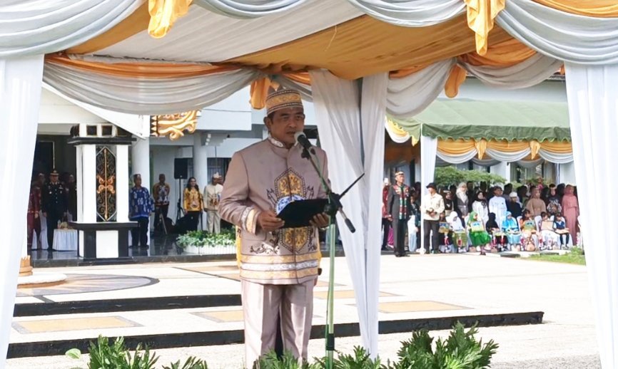 wabup-barsel-“borong”-empat-hari-besar-sekaligus,-ratusan-siswa-peserta-upacara-heboh-dapat-traktiran-bakso-gratis