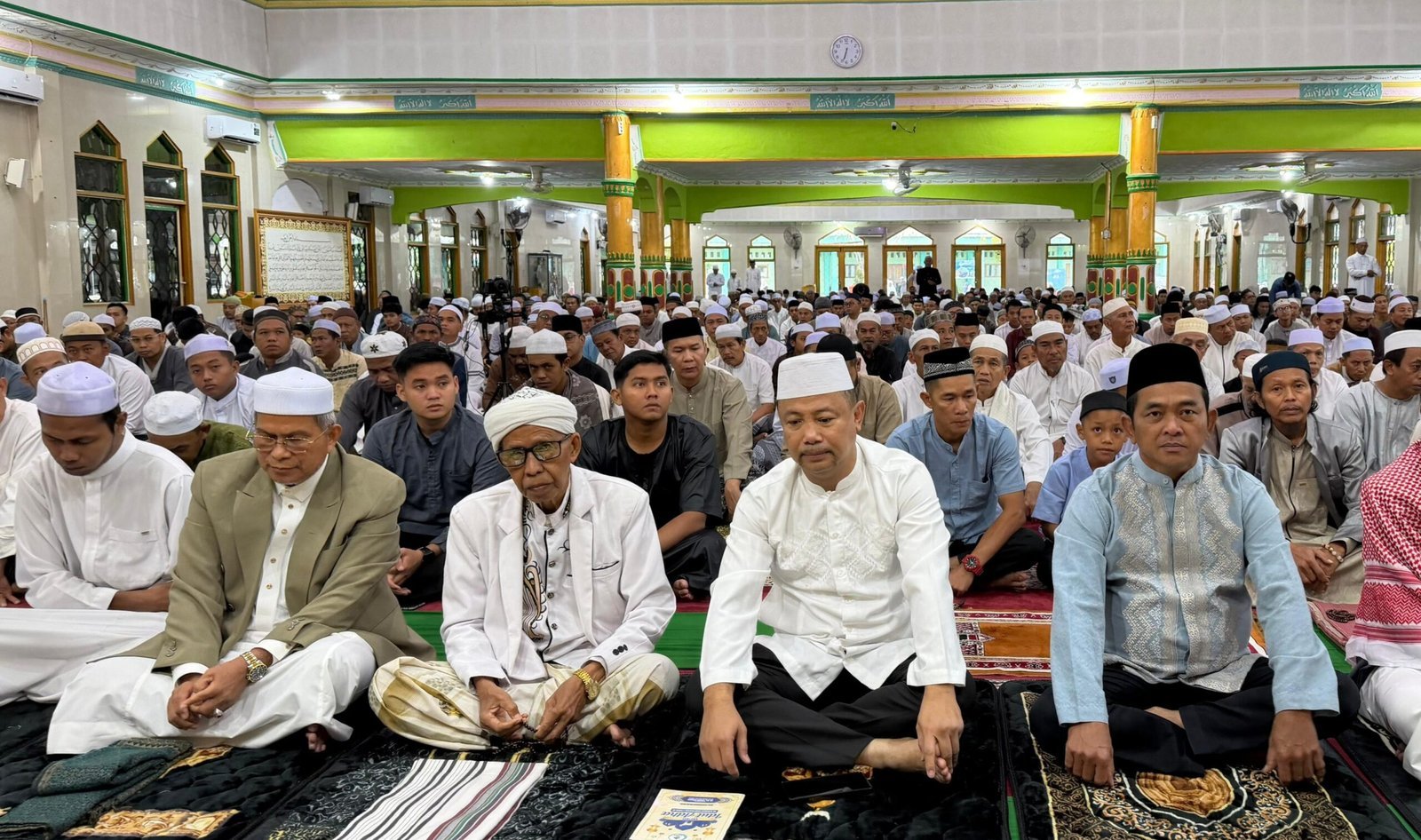 bupati-dan-wabup-barsel-sholat-idul-adha-bersama-ribuan-warga-di-masjid-agung-baiturrahman-buntok