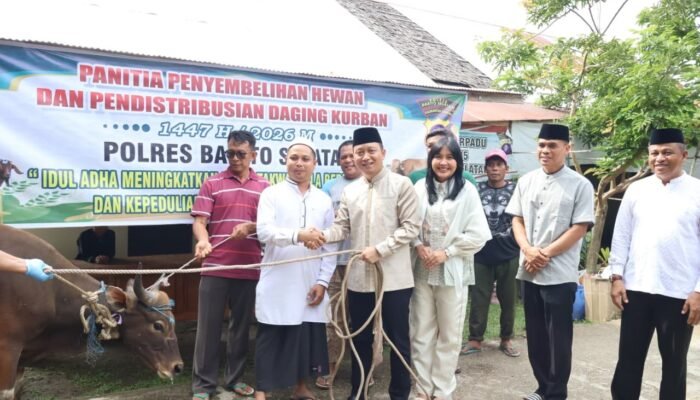 Hari Raya Idul Adha 1447 H, Polres Barsel Sembelih 16 Ekor Sapi, Kapolres Barsel Serahkan Hewan Kurban untuk Jamaah Masjid Kuba Danau Ganting