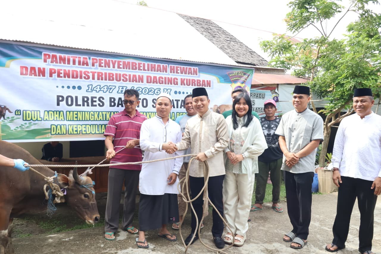 hari-raya-idul-adha-1447-h,-polres-barsel-sembelih-16-ekor-sapi,-kapolres-barsel-serahkan-hewan-kurban-untuk-jamaah-masjid-kuba-danau-ganting