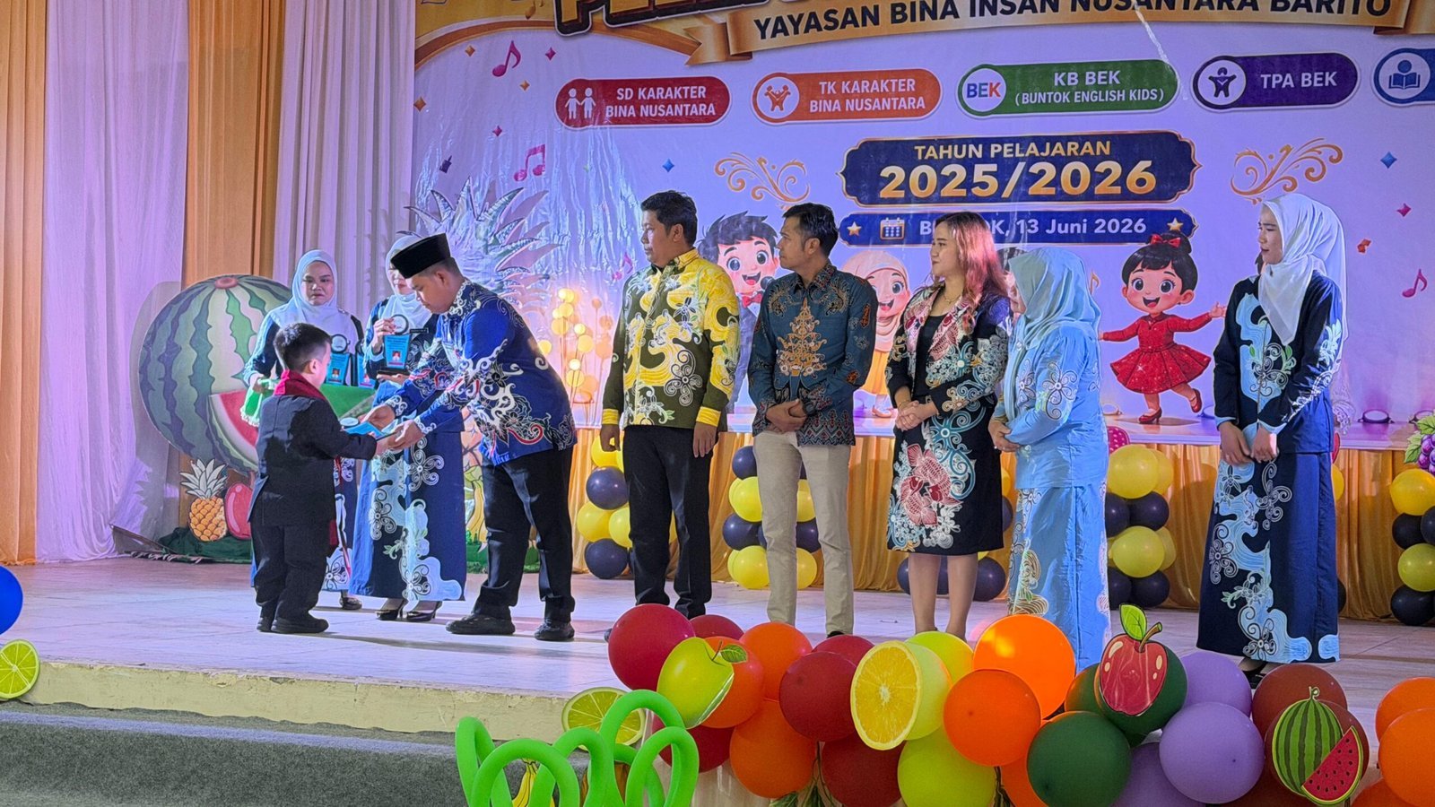 pelepasan-siswa-sd-dan-tk-karakter-yayasan-bina-insan-nusantara-meriah-dengan-pentas-seni