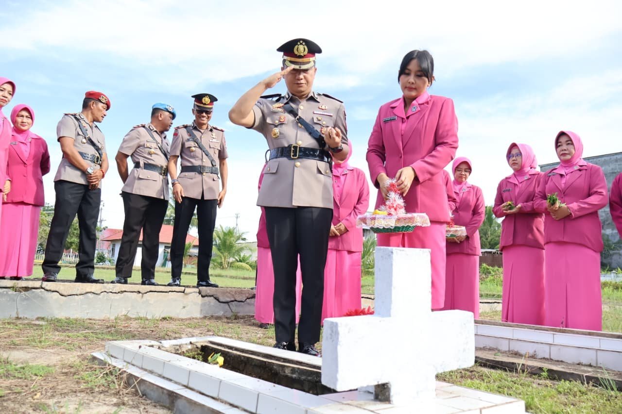 jelang-hut-bhayangkara-ke-80,-polres-barito-selatan-gelar-ziarah-dan-tabur-bunga-di-tmp-abdi-kencana