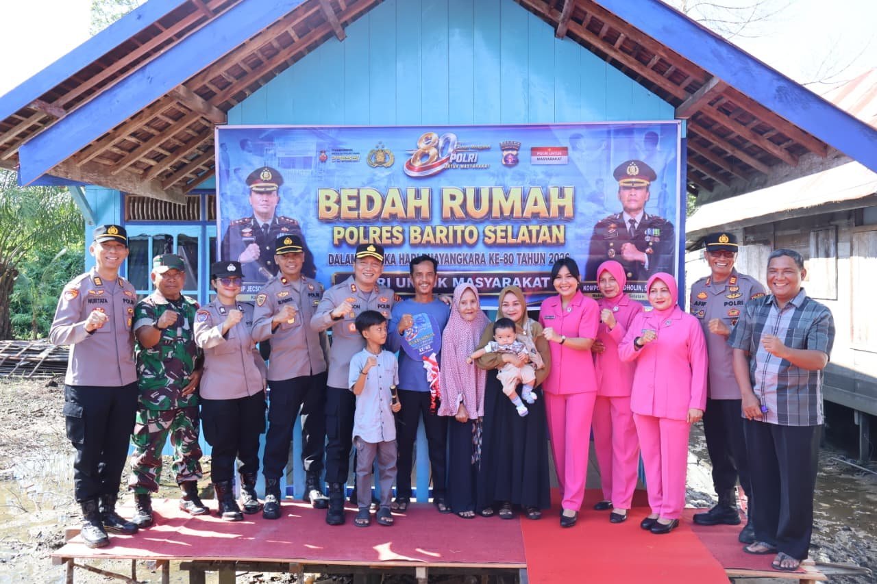 hut-bhayangkara-ke-80,-kapolres-barito-selatan-serahkan-kunci-rumah-hasil-bedah-untuk-anak-purnawirawan-polri
