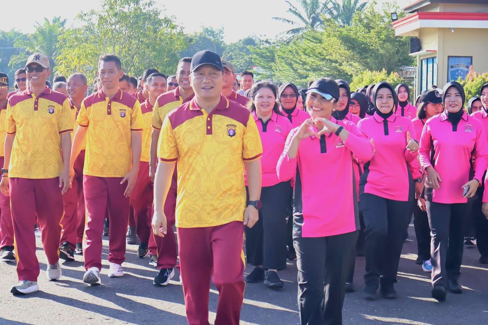 semarak-hut-bhayangkara-ke-80,-polres-barito-selatan-gelar-jalan-sehat-dan-lomba-hiburan,-pererat-kebersamaan-internal