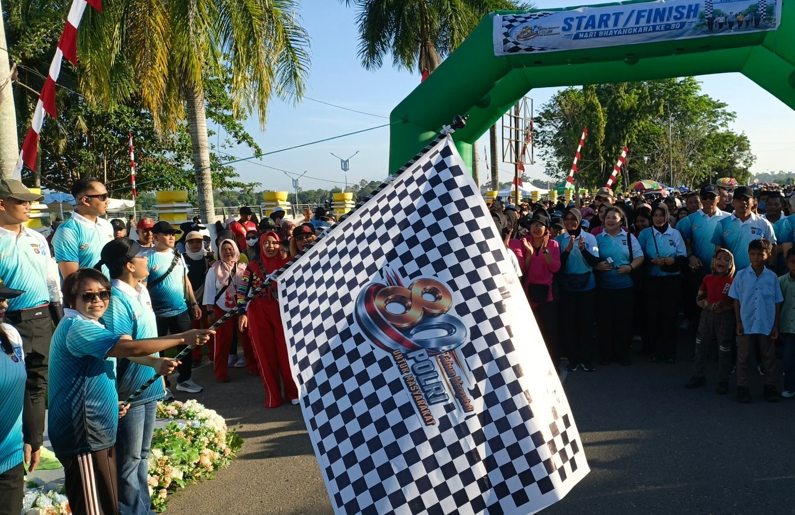 semarak-hut-bhayangkara-ke-80,-pj-sekda-barsel-lepas-jalan-sehat-yang-diikuti-ribuan-warga