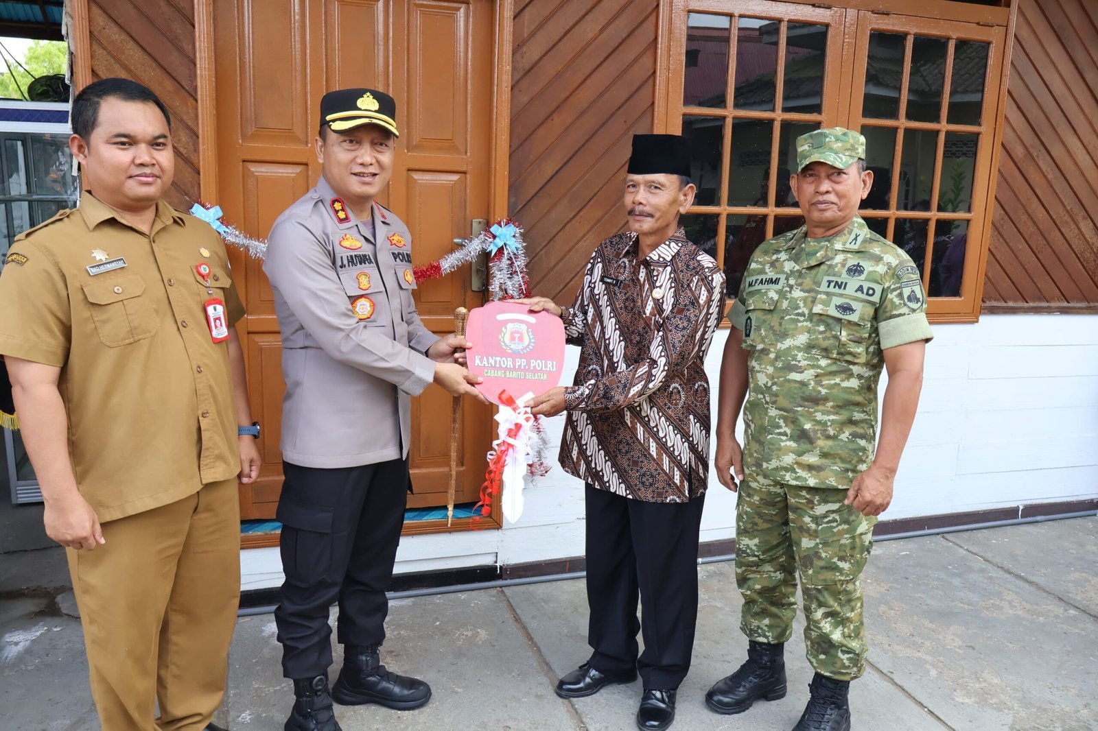 kapolres-barsel-akbp-jacson-r-hutapea-serahkan-kunci-kantor-pp-polri-barito-selatan