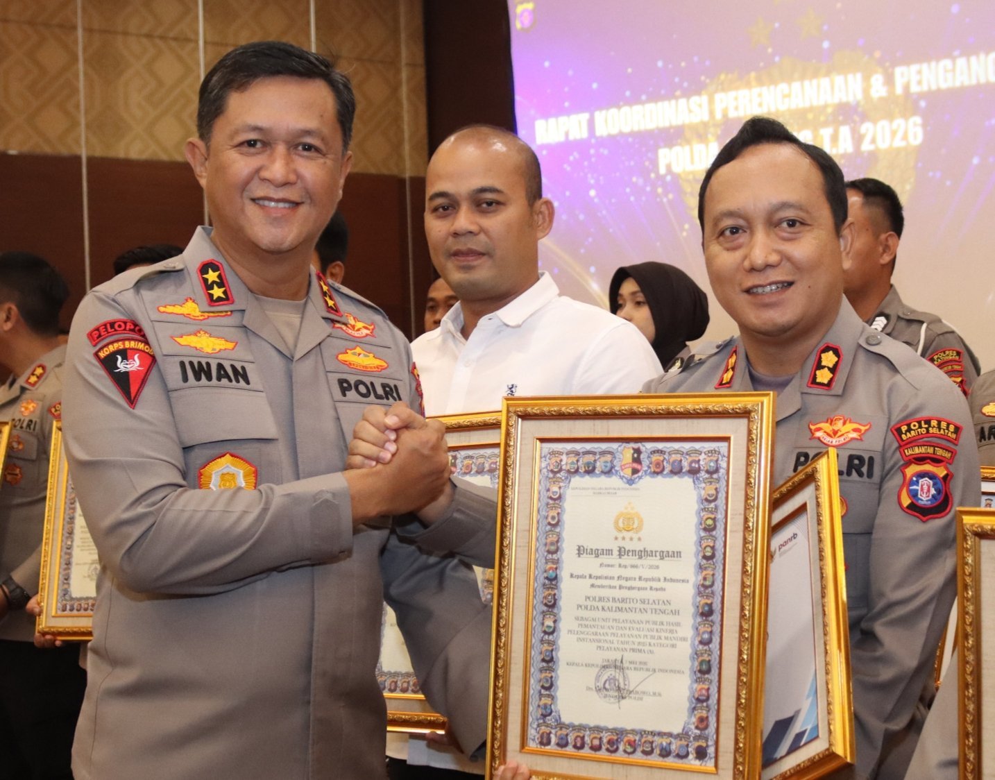 kapolda-kalteng-apresiasi-kinerja-pelayanan-publik-polres-barsel,-tiga-penghargaan-diserahkan