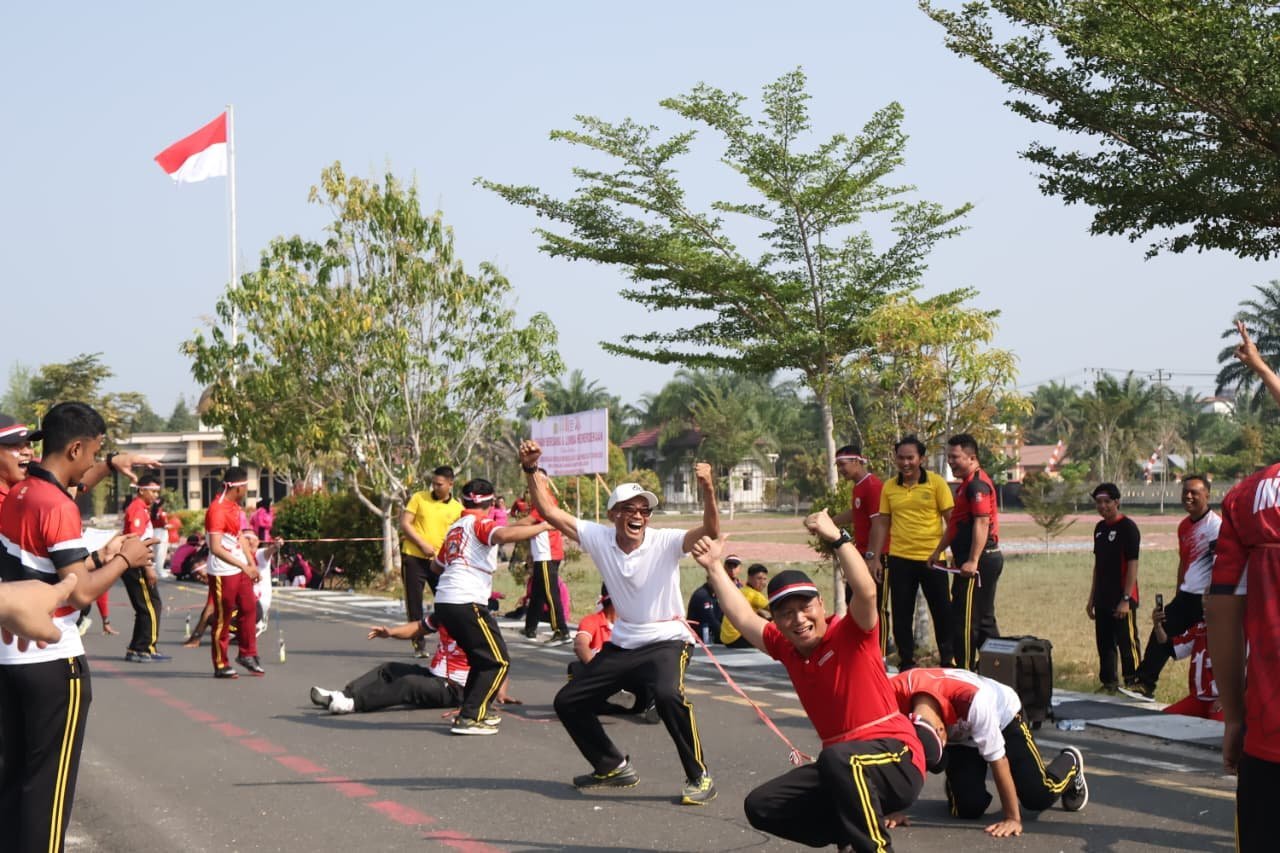 semarak-hut-ri-ke-81,-polres-barsel-guncang-suasana-dengan-jalan-sehat-dan -gelar-berbagai-perlombaan