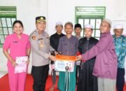 Polres Barsel Tebar 81 Paket Bansos dan Bendera Merah Putih Sambut HUT ke-81 RI