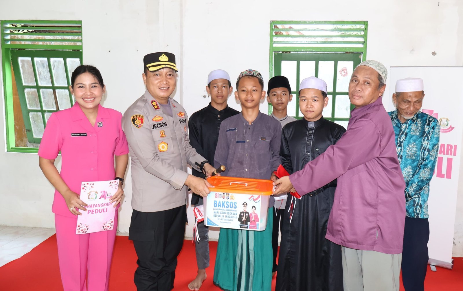 polres-barsel-tebar-81-paket-bansos-dan-bendera-merah-putih-sambut-hut-ke-81-ri