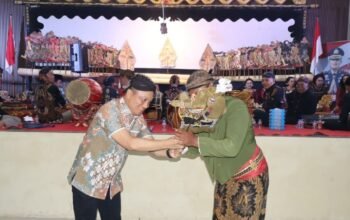 meriahkan-hut-ri-ke-81-polres-barsel-gelar-wayang-kulit-semalam-suntuk-merawat-budaya-dan-merajut-kebersamaan-masyarakat