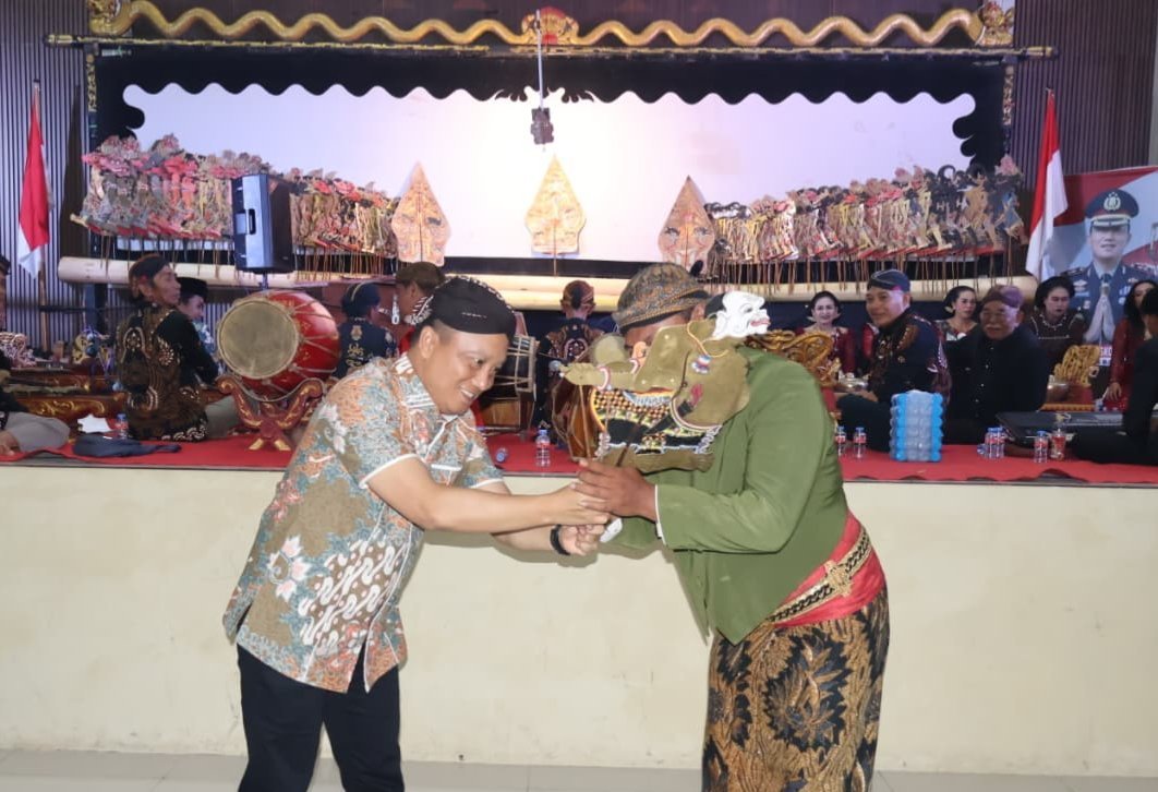 meriahkan-hut-ri-ke-81-polres-barsel-gelar-wayang-kulit-semalam-suntuk-merawat-budaya-dan-merajut-kebersamaan-masyarakat