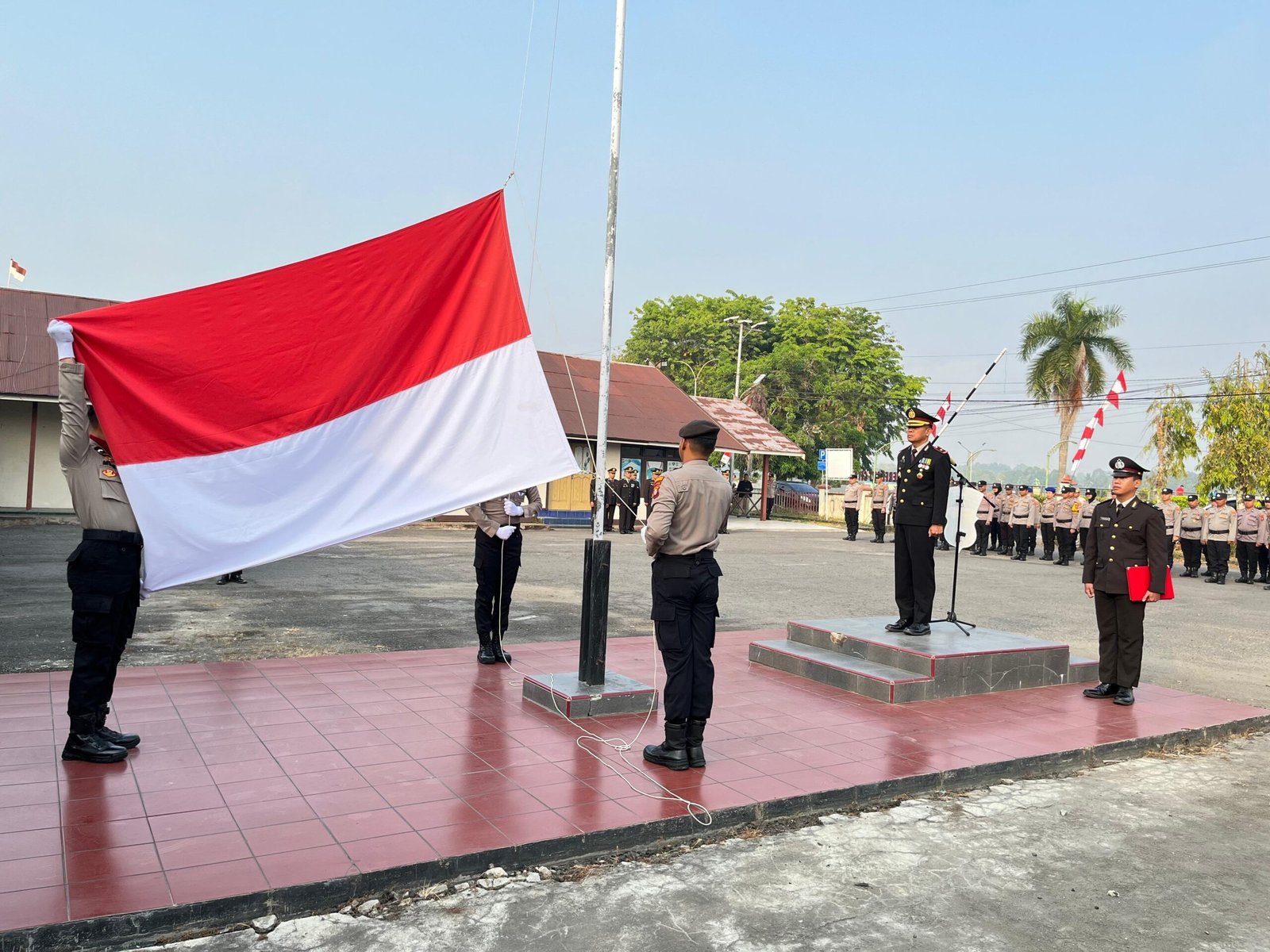 polres-barsel-kibarkan-merah-putih,-wakapolres:-isi-kemerdekaan-dengan-pengabdian-terbaik