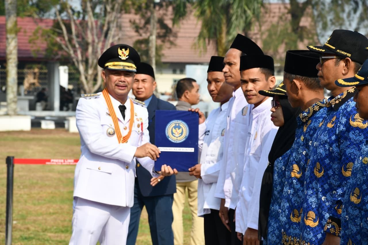 bupati-barsel-serahkan-remisi-hut-ke-81-ri,-139-narapidana-dapat-pengurangan-masa-pidana