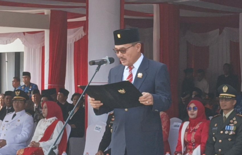 seluruh-pimpinan-dprd-barsel-kompak-hadiri-hut-ri-ke-81,-ketua-dprd-bacakan-uud-1945