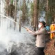 polres-barsel-gerak-cepat-padamkan-karhutla-di-bantai-bambure,-12-hektare-lahan-terbakar