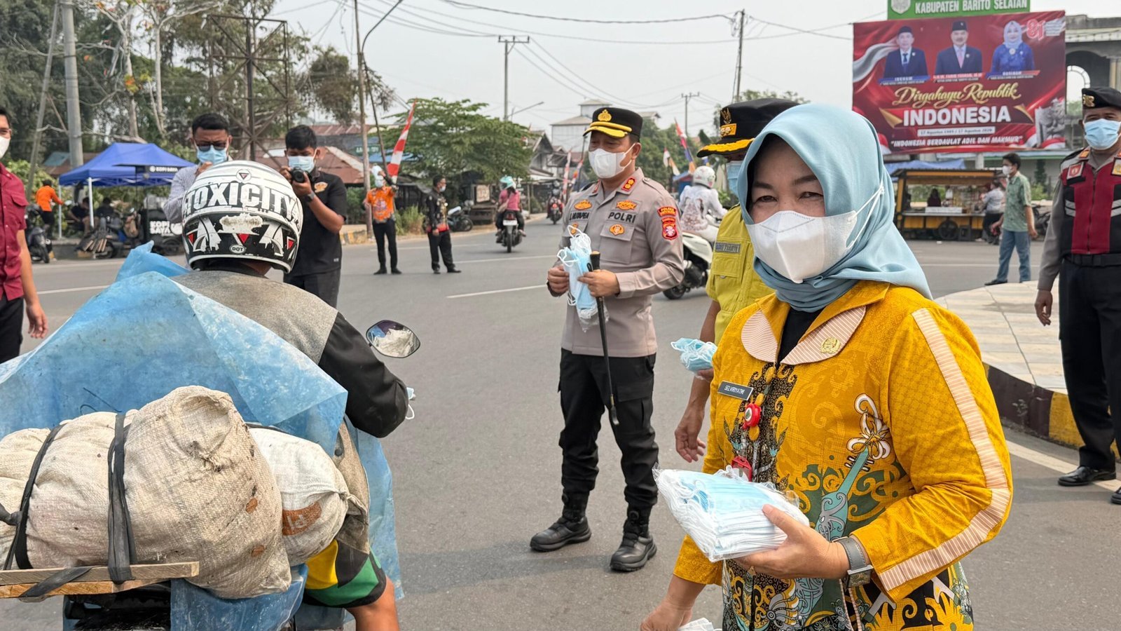 bapenda-barsel-bagikan-masker-gratis,-lindungi-warga-dari-kepungan-asap-karhutla