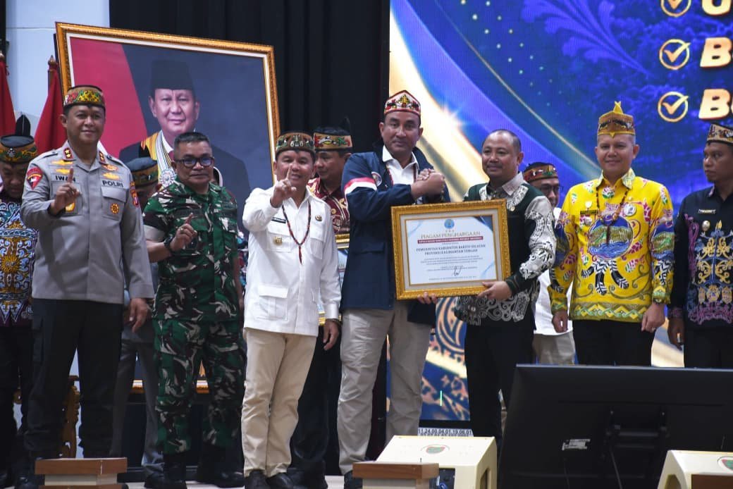 bupati-eddy-raya-samsuri-terima-penghargaan-bnn-ri,-komitmen-barsel-perangi-narkoba-makin-tegas