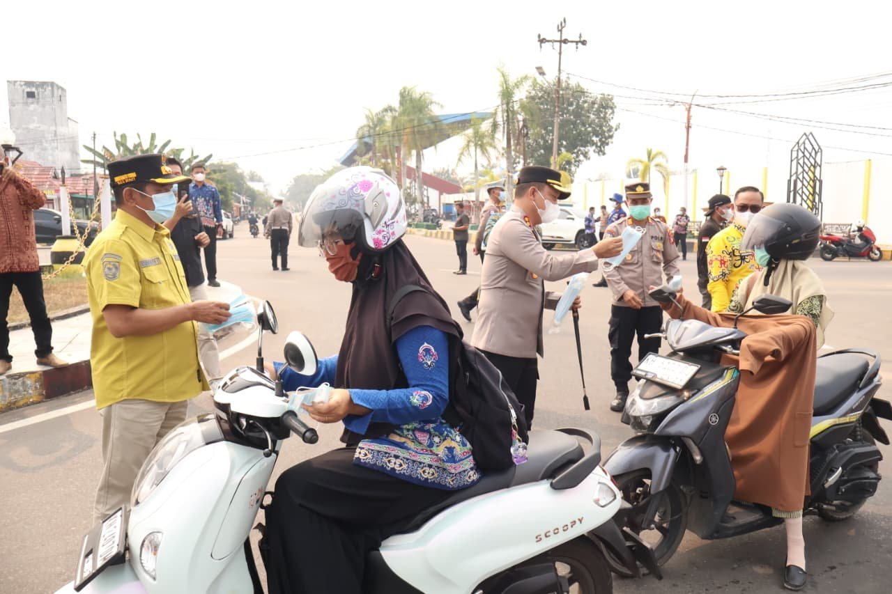 kapolres-barsel-bagikan-masker-gratis,-lindungi-warga-dari-kabut-asap-karhutla