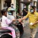 wakil-bupati-barsel-turun-langsung-bagikan-masker-gratis-di-plaza-beringin