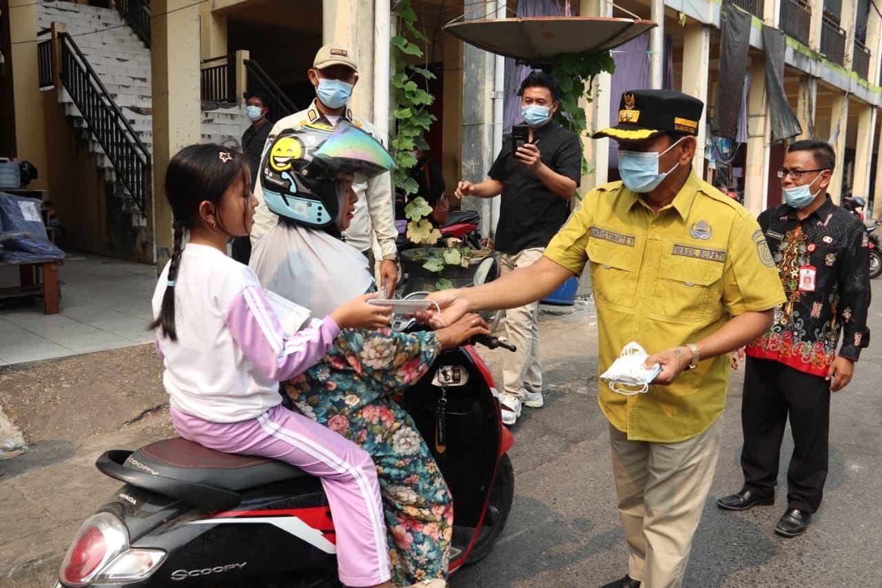 wakil-bupati-barsel-turun-langsung-bagikan-masker-gratis-di-plaza-beringin