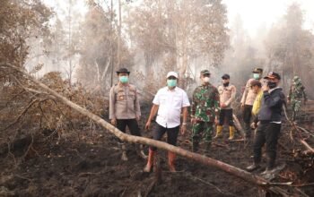 respons-cepat-karhutla,-kapolres-barsel-turun-langsung-padamkan-titik-api-di-masimpun-kalahien