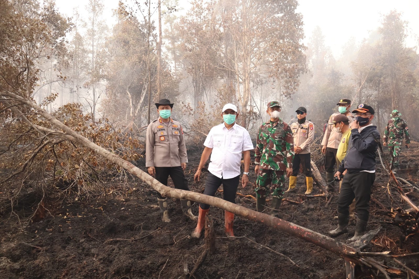 respons-cepat-karhutla,-kapolres-barsel-turun-langsung-padamkan-titik-api-di-masimpun-kalahien
