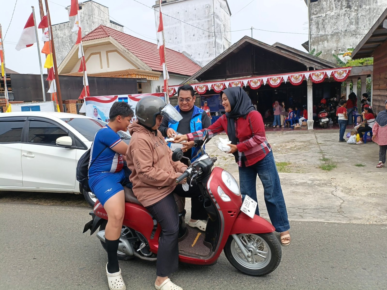 kabut-asap-makin-pekat,-demokrat-barsel-bagikan-masker-gratis-untuk-warga