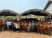 Wabup Barsel Serahkan Bantuan Pangan, Imbau Warga Waspadai Karhutla dan Kabut Asap