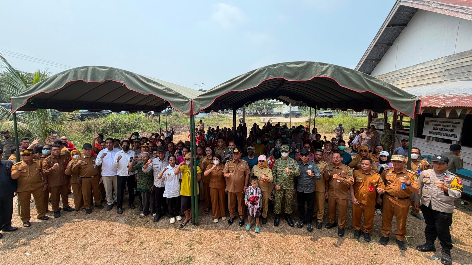 wabup-barsel-serahkan-bantuan-pangan,-imbau-warga-waspadai-karhutla-dan-kabut-asap