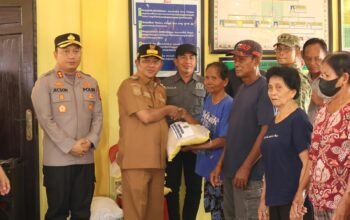 wabup-barsel-serahkan-bantuan-cadangan-pangan-di-madara-dan-minta-warga-jangan-bakar-lahan