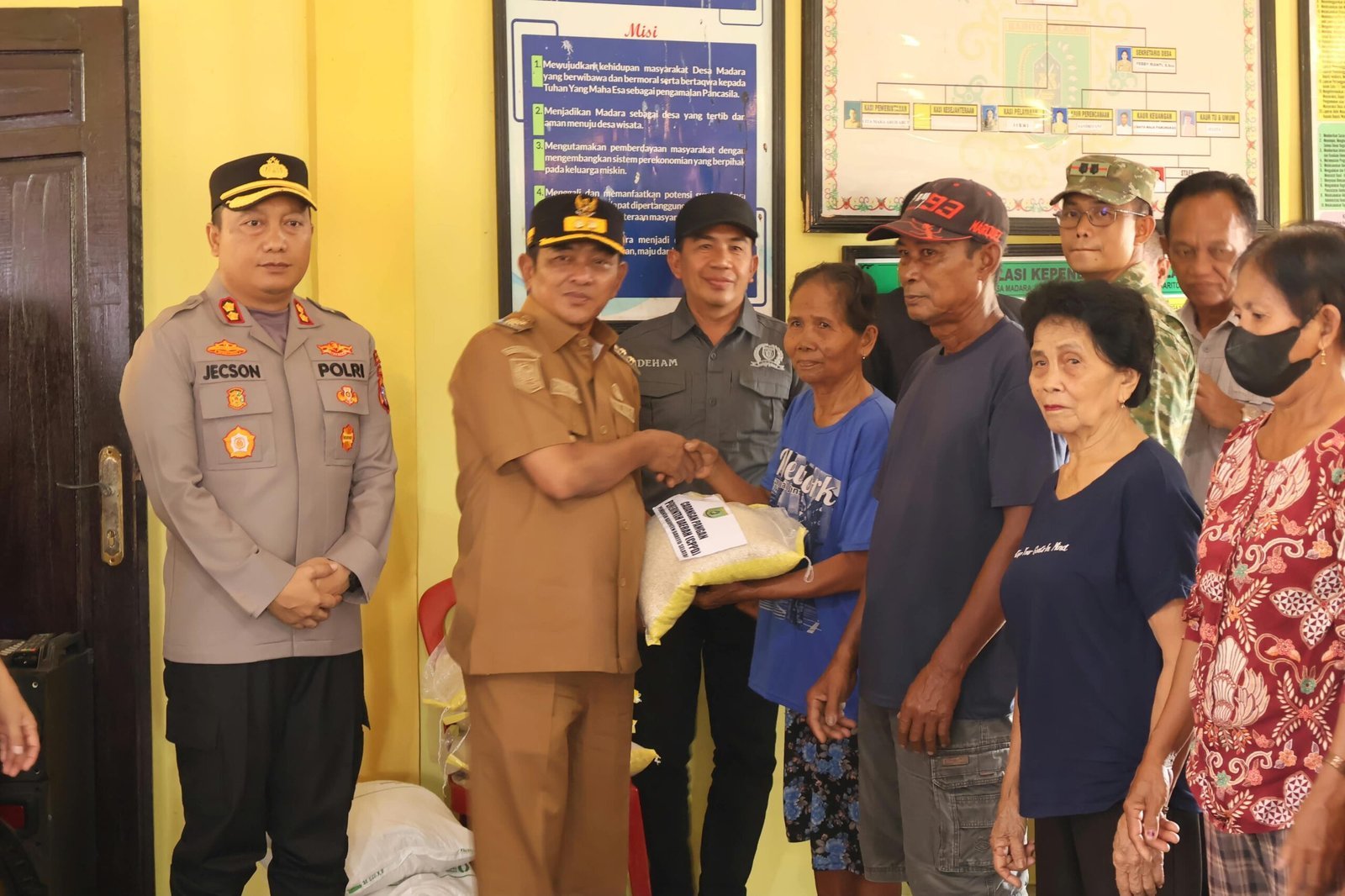 wabup-barsel-serahkan-bantuan-cadangan-pangan-di-madara-dan-minta-warga-jangan-bakar-lahan