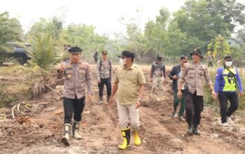karhutla-masimpun-kalahien-mengamuk,-150-personel-gabungan-dikerahkan,-kapolres-dan-wabup-turun-langsung