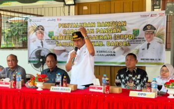 wabup-barsel-kembali-salurkan-bantuan-cadangan-pangan,-warga-tetei-lanan-dan-bantai-bambure-jadi-sasaran