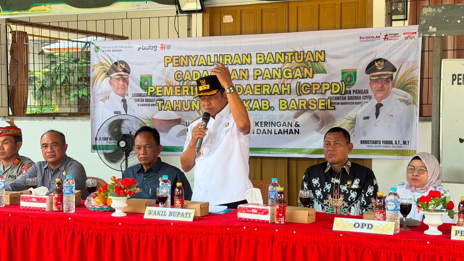 wabup-barsel-kembali-salurkan-bantuan-cadangan-pangan,-warga-tetei-lanan-dan-bantai-bambure-jadi-sasaran
