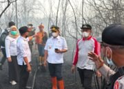 Terima Laporan 112, Wabup Barsel Terjun Langsung Tangani Karhutla di Desa Pamangka