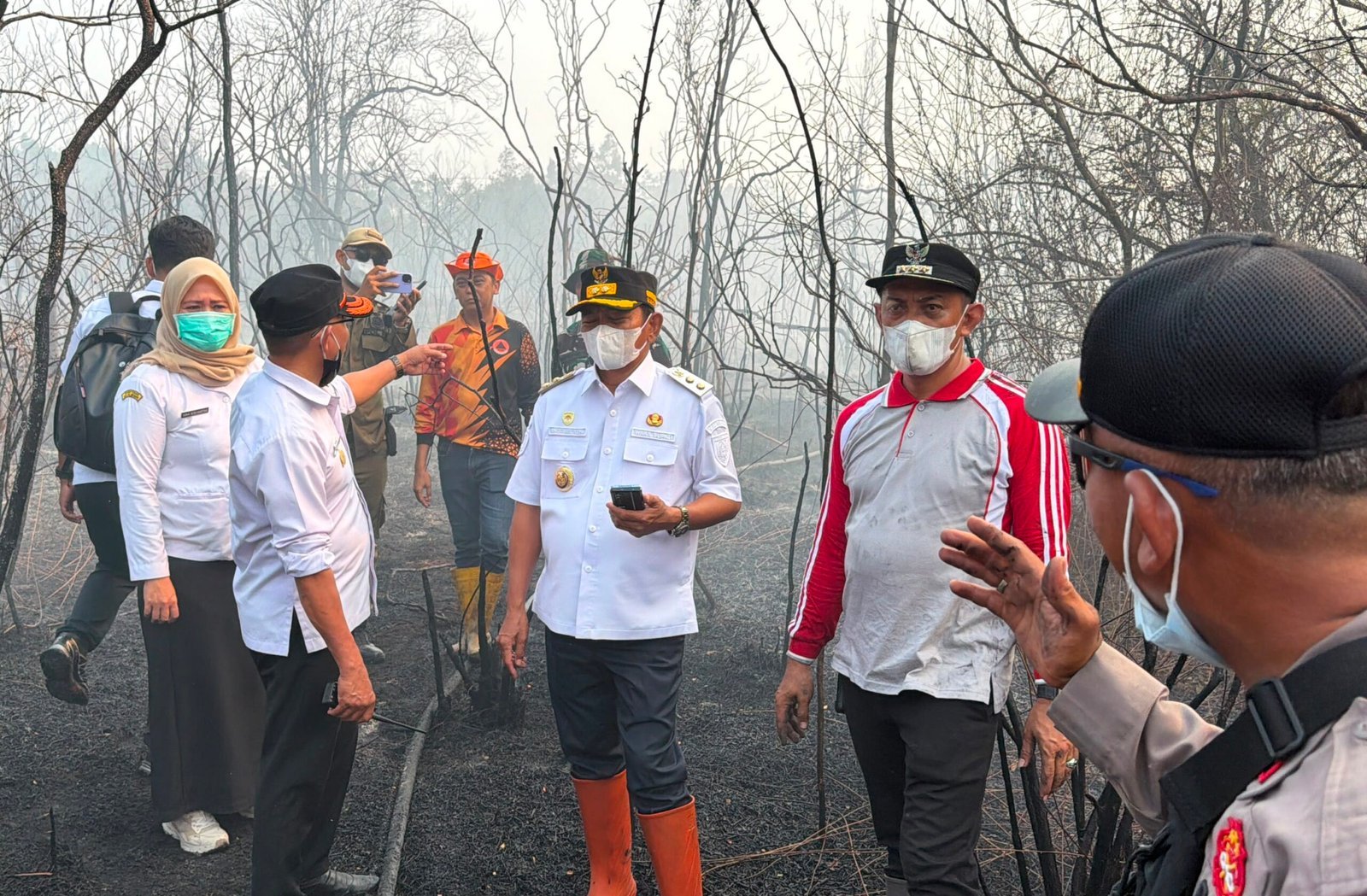 terima-laporan-112,-wabup-barsel-terjun-langsung-tangani-karhutla-di-desa-pamangka