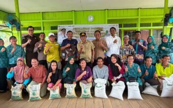 warga-malungai-raya-dapat-bantuan-cadangan-pangan,-wabup-barsel-tekankan-kewaspadaan-karhutla
