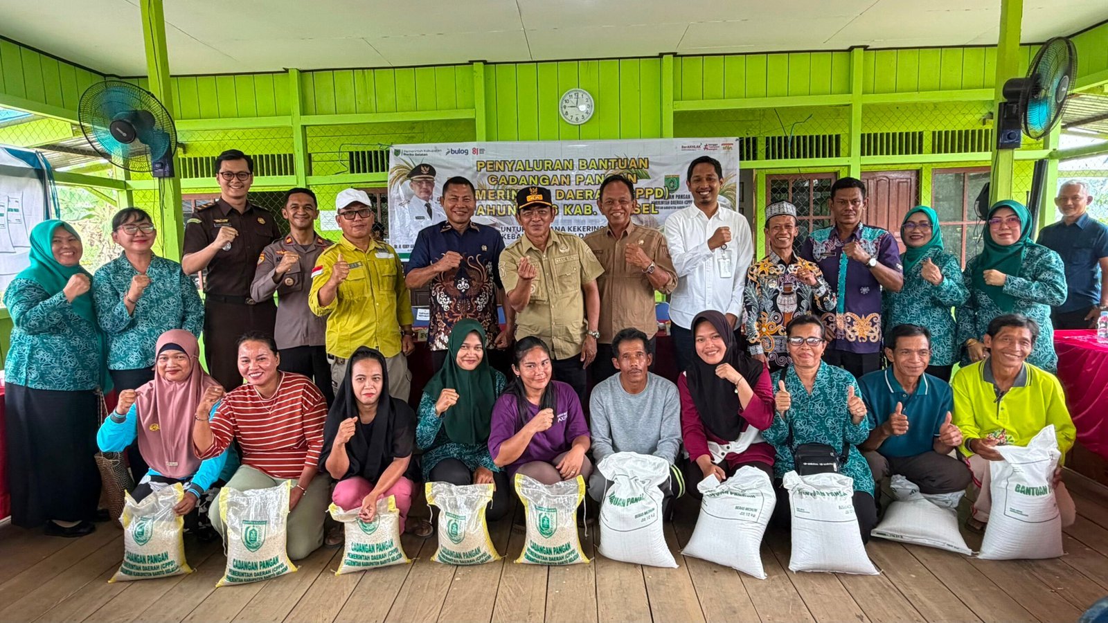 warga-malungai-raya-dapat-bantuan-cadangan-pangan,-wabup-barsel-tekankan-kewaspadaan-karhutla