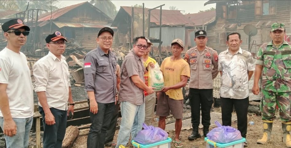 pemkab-barsel-salurkan-bantuan-kepada-korban-kebakaran-di-pendang