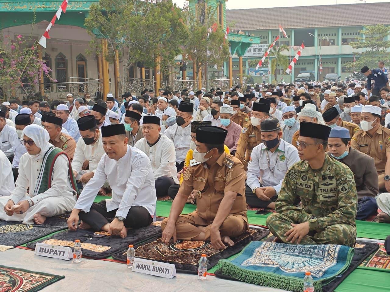 barsel-dilanda-karhutla-serta-kabut-asap,-bupati-eddy-raya-dan-wakil-bupati-sholat-istiqo-dan-doa-bersama-memohon-hujan