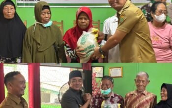 karhutla-mengganas,-bupati-dan-wakil-bupati-barsel-salurkan-bantuan-pangan